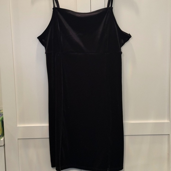 Dresses & Skirts - 90’s Y2K Mini Black Velvet Slip Dress With Slit